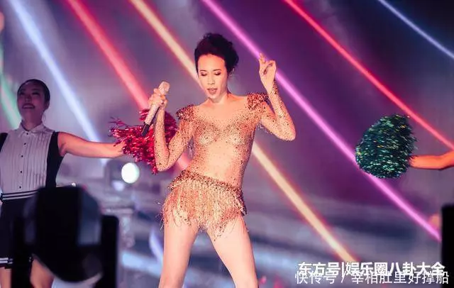 48歲莫文蔚演唱會現場穿著搶眼,燃爆全場網友!