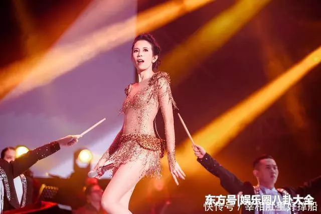 48歲莫文蔚演唱會現場穿著搶眼,燃爆全場網友!
