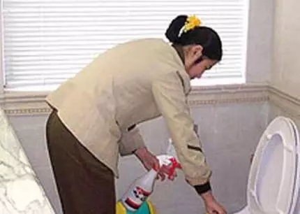 妻子去世後,男子娶保姆,2年後他患癌症,保姆掀開床墊後愣住了!