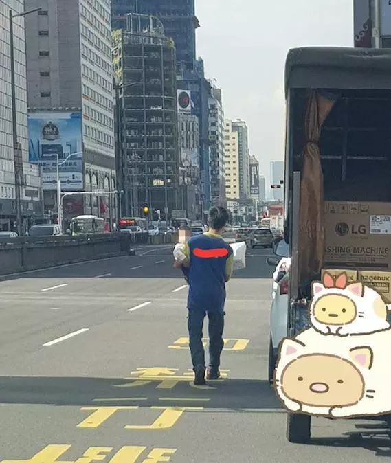 為了養活全家!他在豔陽下「單手抱孩子邊送貨」 偉大父愛惹哭網友:艱苦人的心酸誰懂