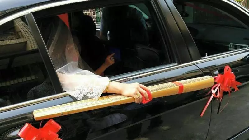 超狂新娘迎娶「丟出整台冷氣機」笑翻親友!事後她現身回應....網友笑:「新郎剉咧等!」