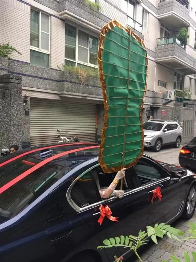 超狂新娘迎娶「丟出整台冷氣機」笑翻親友!事後她現身回應....網友笑:「新郎剉咧等!」