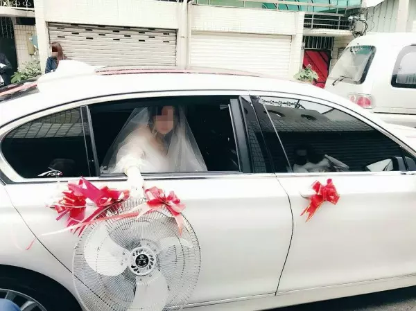 超狂新娘迎娶「丟出整台冷氣機」笑翻親友!事後她現身回應....網友笑:「新郎剉咧等!」