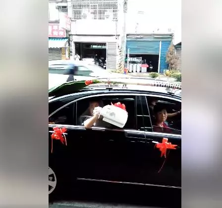 超狂新娘迎娶「丟出整台冷氣機」笑翻親友!事後她現身回應....網友笑:「新郎剉咧等!」