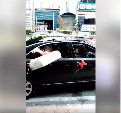 超狂新娘迎娶「丟出整台冷氣機」笑翻親友!事後她現身回應....網友笑:「新郎剉咧等!」