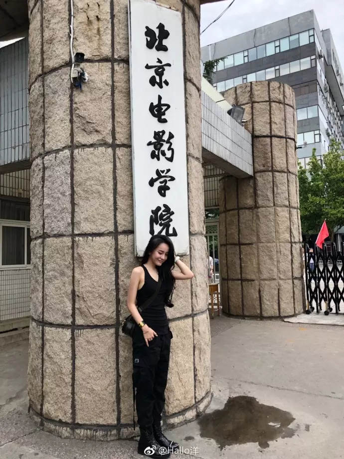 本屆開學最正新生「神複製Angelababy」 學長擠爆教室門口...媽媽顏值更厲害!
