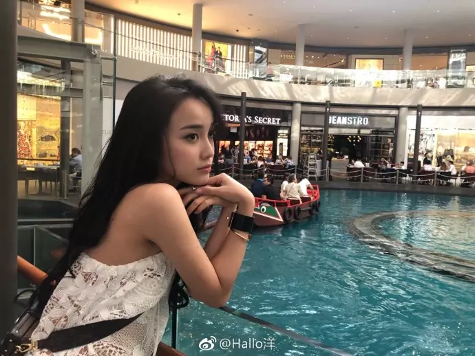 本屆開學最正新生「神複製Angelababy」 學長擠爆教室門口...媽媽顏值更厲害!