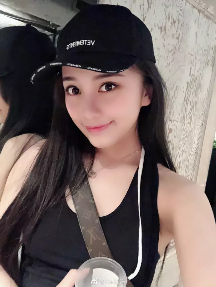 本屆開學最正新生「神複製Angelababy」 學長擠爆教室門口...媽媽顏值更厲害!