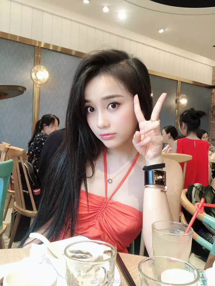 本屆開學最正新生「神複製Angelababy」 學長擠爆教室門口...媽媽顏值更厲害!