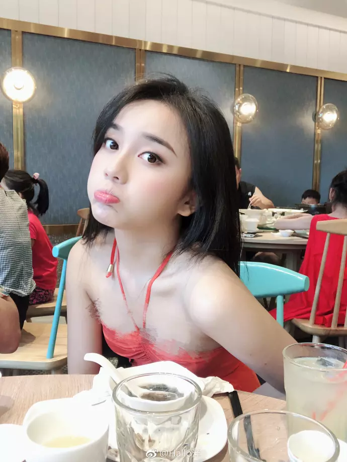 本屆開學最正新生「神複製Angelababy」 學長擠爆教室門口...媽媽顏值更厲害!