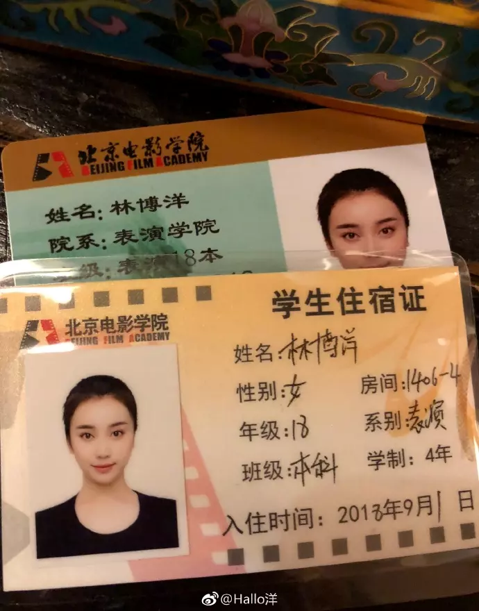 本屆開學最正新生「神複製Angelababy」 學長擠爆教室門口...媽媽顏值更厲害!