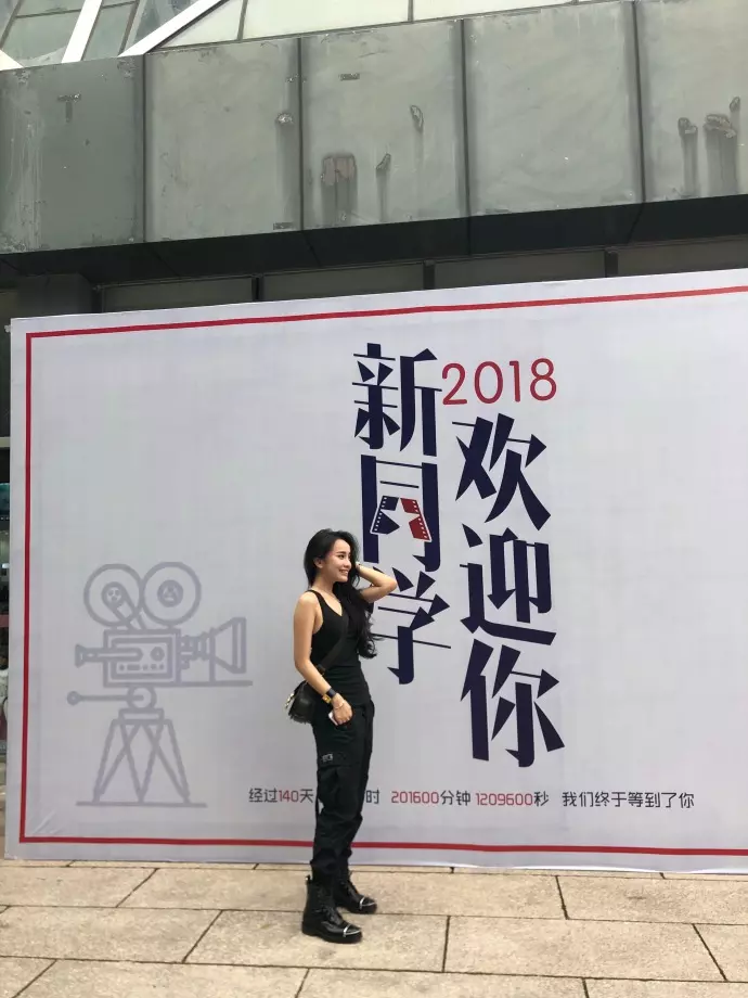 本屆開學最正新生「神複製Angelababy」 學長擠爆教室門口...媽媽顏值更厲害!