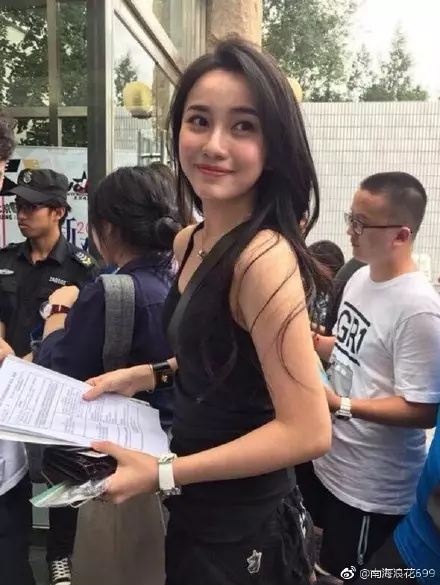本屆開學最正新生「神複製Angelababy」 學長擠爆教室門口...媽媽顏值更厲害!