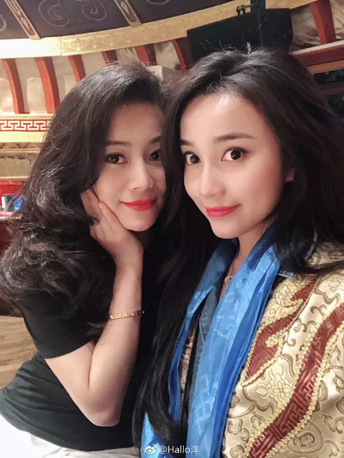 本屆開學最正新生「神複製Angelababy」 學長擠爆教室門口...媽媽顏值更厲害!