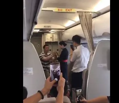 空姐工作中男友驚喜求婚! 下機直接收到「解僱信」:對乘客生命不尊重