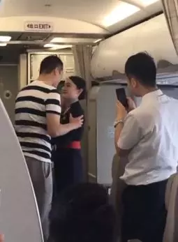 空姐工作中男友驚喜求婚! 下機直接收到「解僱信」:對乘客生命不尊重
