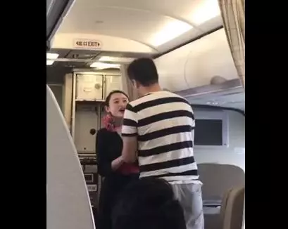 空姐工作中男友驚喜求婚! 下機直接收到「解僱信」:對乘客生命不尊重