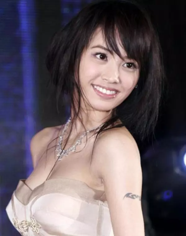 22年前的蔡依林!速讀班「零修圖會員證」曝光 網嚇哭:吃防腐劑長大?