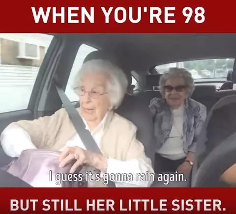活到老嗆到老!「百歲網紅奶奶」嘴賤互嗆 98歲妹妹:你想聽我吹口哨嗎?