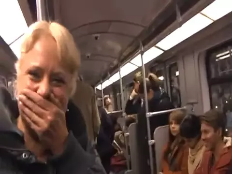 金髮妹發出詭異「火雞笑聲」 下一秒整車人被傳染笑到失控:快受不鳥了XD