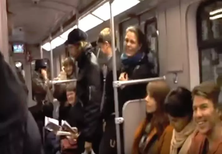 金髮妹發出詭異「火雞笑聲」 下一秒整車人被傳染笑到失控:快受不鳥了XD