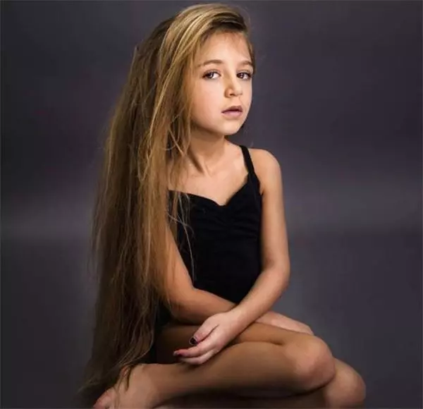 這名俄羅斯的7歲小女孩美若天仙,但是她「脫掉上衣」後人們都驚訝到說不出話來!