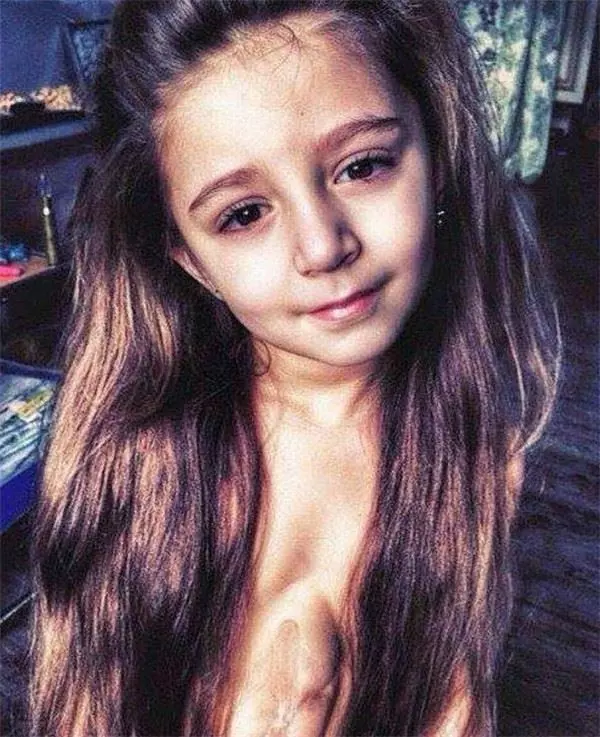 這名俄羅斯的7歲小女孩美若天仙,但是她「脫掉上衣」後人們都驚訝到說不出話來!
