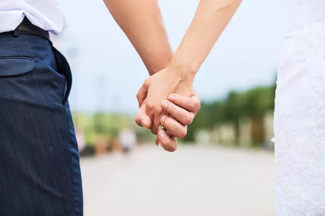 妻當膩「正宮」竟告訴老公:「我要改當小三!」變身火辣情婦1個月後….老公跪著求她回來!