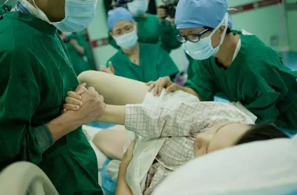 孕婦順產生完寶寶,剛要放鬆,帥氣的產科男醫生又將手伸了進去....!!