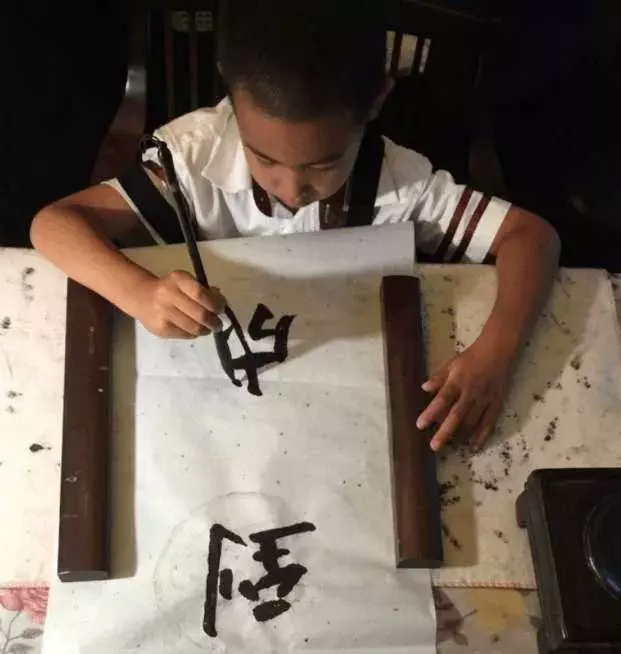 趙文卓三個孩子顏值各異,大閨女像爸,二兒子英俊,老三醜萌!