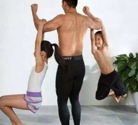 趙文卓三個孩子顏值各異,大閨女像爸,二兒子英俊,老三醜萌!