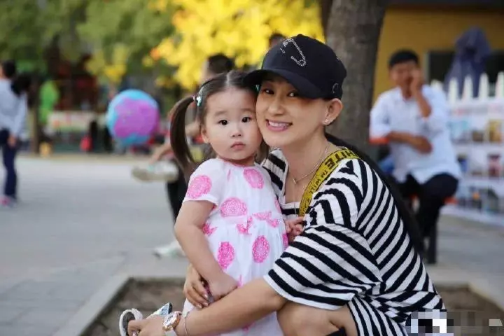 趙文卓三個孩子顏值各異,大閨女像爸,二兒子英俊,老三醜萌!