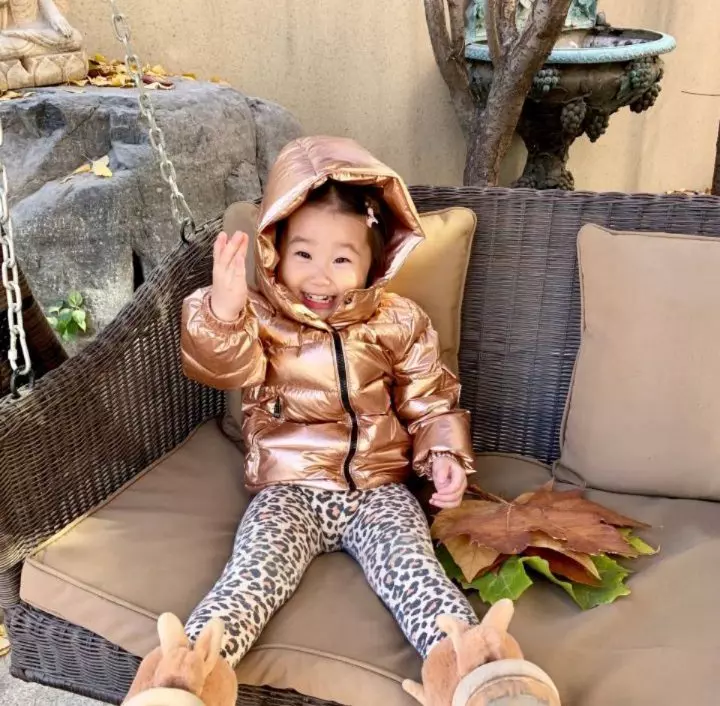 趙文卓三個孩子顏值各異,大閨女像爸,二兒子英俊,老三醜萌!