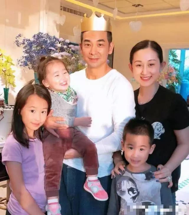 趙文卓三個孩子顏值各異,大閨女像爸,二兒子英俊,老三醜萌!