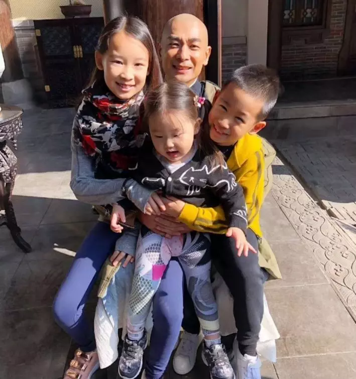 趙文卓三個孩子顏值各異,大閨女像爸,二兒子英俊,老三醜萌!
