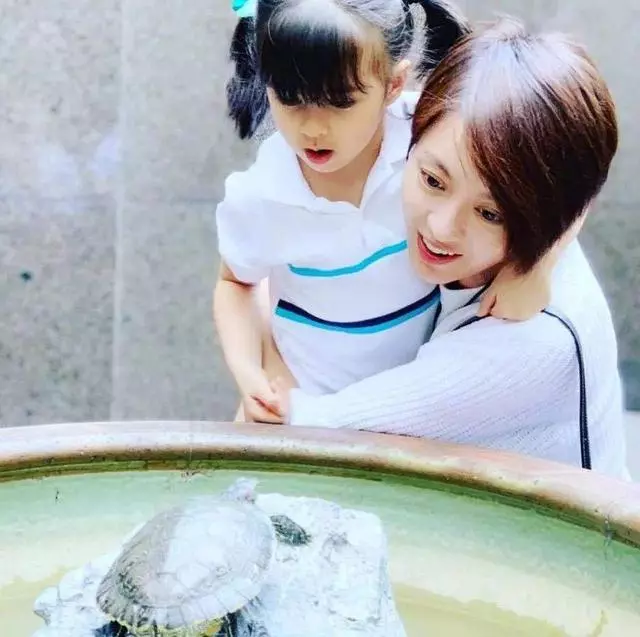 梁詠琪混血女兒長大了,繼承爸媽好基因,大眼睛水靈動人好精緻