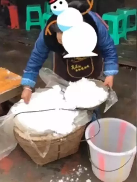 成都大媽賣雪90元一桶 東北網民「受啓發」發大財 網友大讚:我錯過了一個億!!!發大財