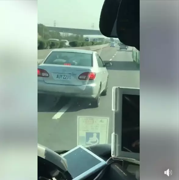 惡霸在國道「惡意逼車」切換車道超囂張!下一秒「被逼下車處理」超級舒壓:現世報!