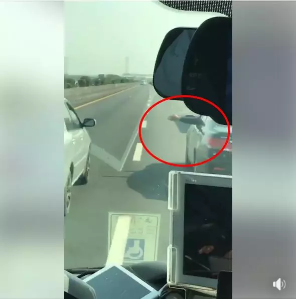 惡霸在國道「惡意逼車」切換車道超囂張!下一秒「被逼下車處理」超級舒壓:現世報!
