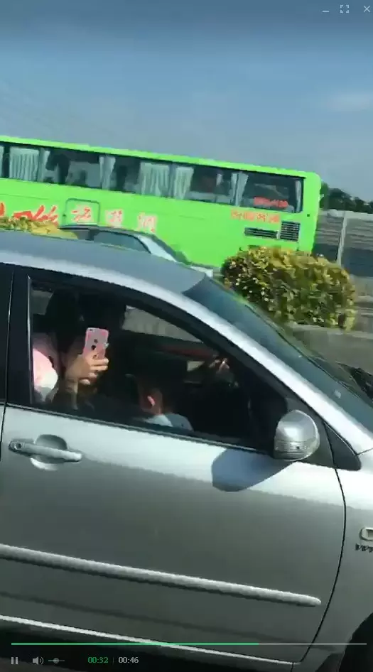 惡霸在國道「惡意逼車」切換車道超囂張!下一秒「被逼下車處理」超級舒壓:現世報!