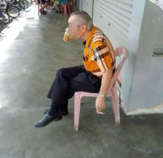 老闆玩嘢? 邊叼煙邊釘禁菸告示牌!知法犯法