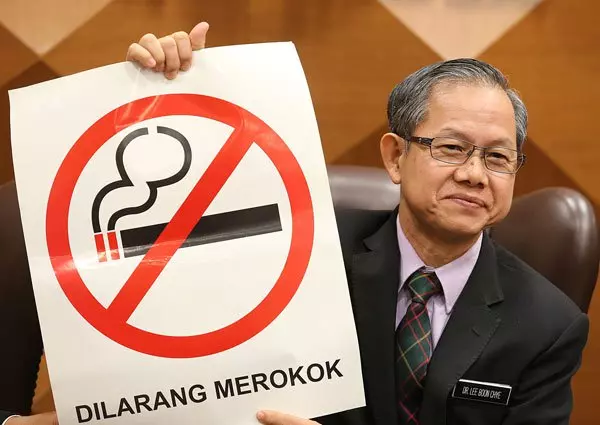 老闆玩嘢? 邊叼煙邊釘禁菸告示牌!知法犯法