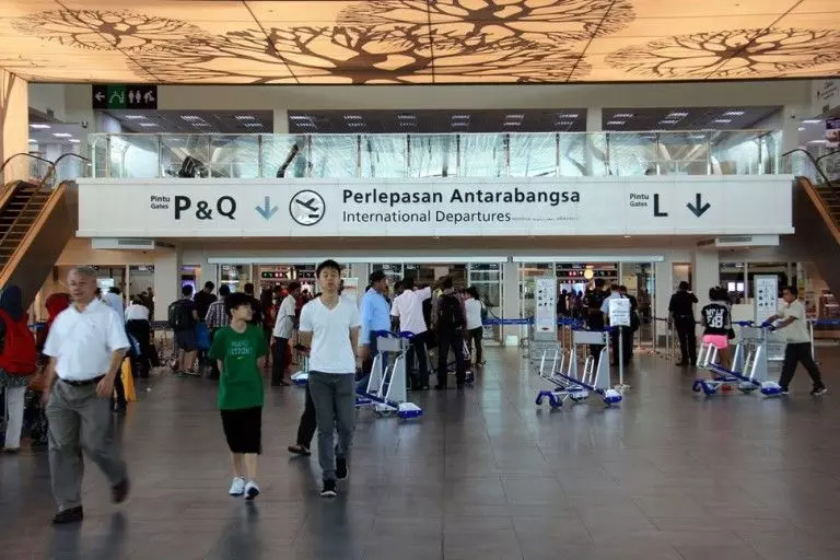 【在機場千萬別幫人那東西!】大馬網友FB分享恐怖經歷,在KLIA 2差一點被「好心女子」栽贓毒品!