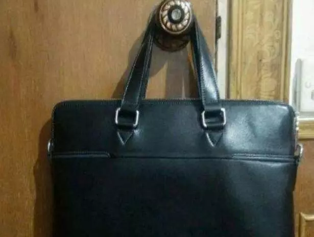 丈夫包里發現女士內衣,妻子心生疑慮,偷偷跟隨,走到樓下她眼睛濕潤了