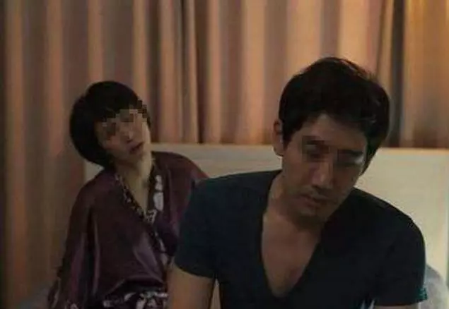 丈夫包里發現女士內衣,妻子心生疑慮,偷偷跟隨,走到樓下她眼睛濕潤了