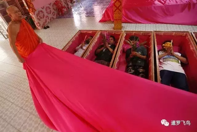 泰國人躺棺材迎新年!稱用「死」來迎接新生