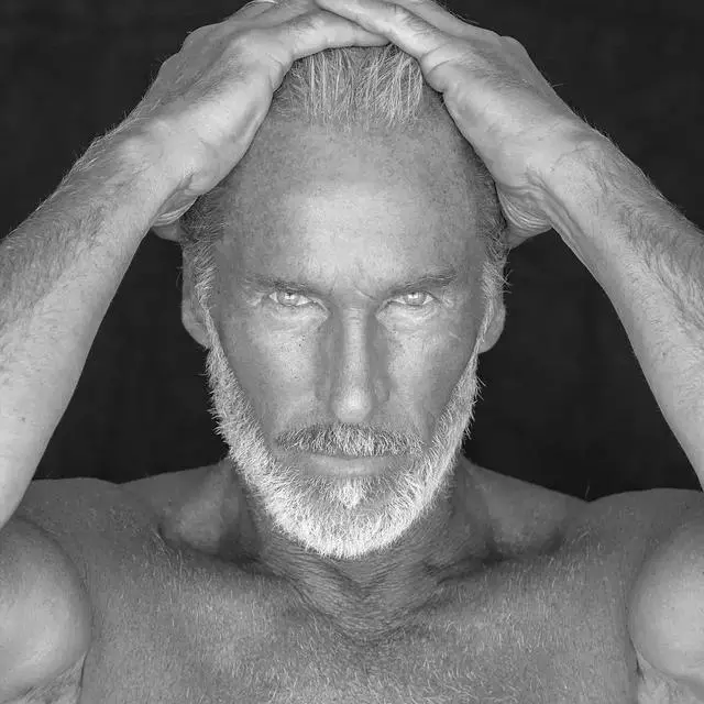 60歲的大爺,20歲的身體,18歲的生活方式,這才是活得最賺的人生