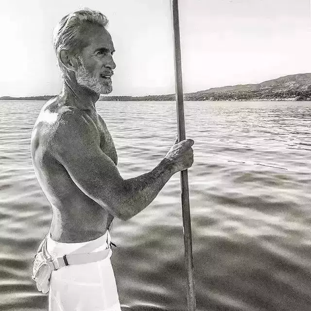 60歲的大爺,20歲的身體,18歲的生活方式,這才是活得最賺的人生