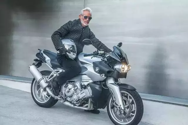 60歲的大爺,20歲的身體,18歲的生活方式,這才是活得最賺的人生