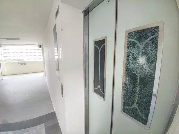 婚變打擊患精神分裂 落難空少敲壞升降機門遭控 !